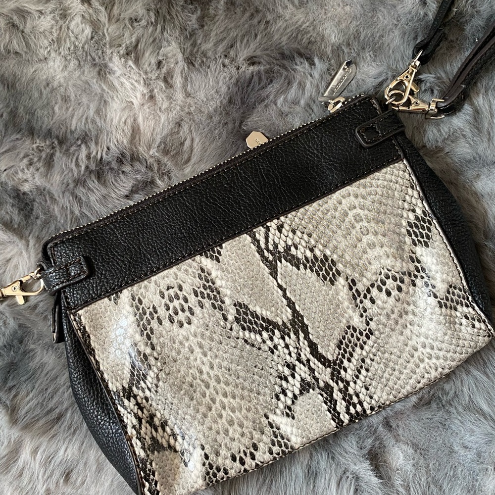 Liz Claiborne Black and Cream Crossbody  NWOT - Picture 4 of 6